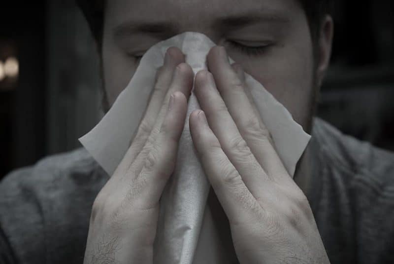 Estornundando durante la gripe