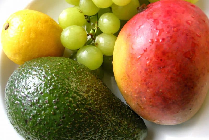 Frutas: mango, aguacate, uvas y limón