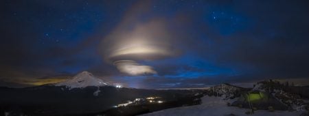 Nube lenticular sobre el monte Hood (Oregón, Estados Unidos)