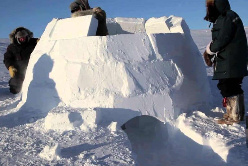 Construcción de un iglú con bloques de nieve