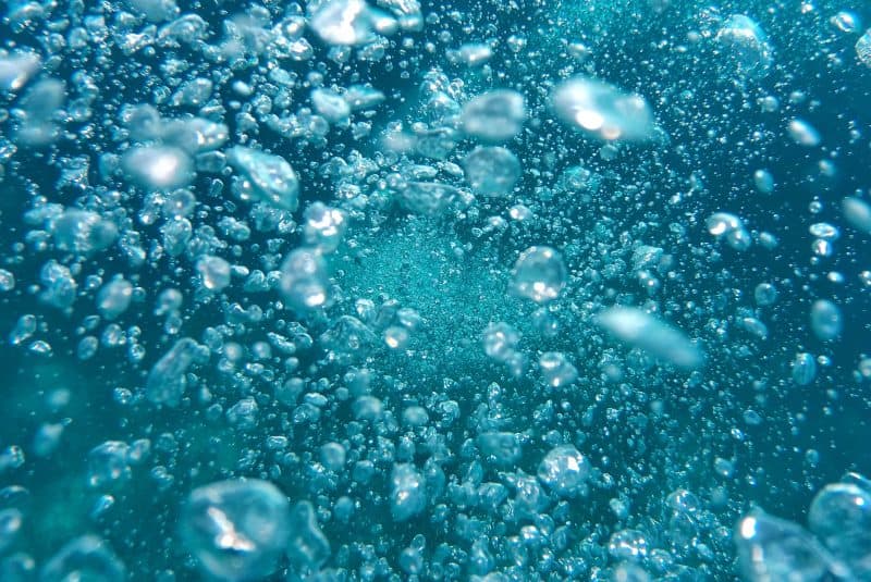 Agua y burbújas de oxígeno