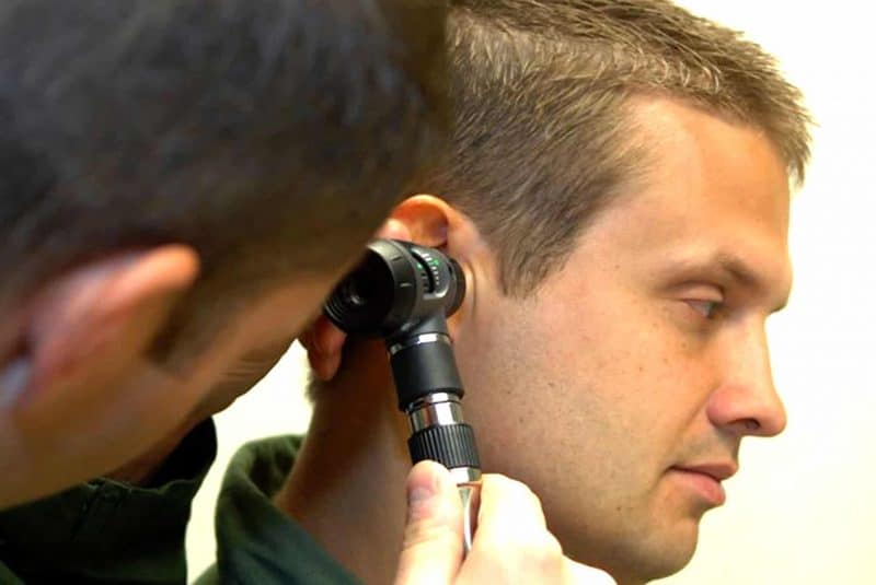 Examinando el oído medio