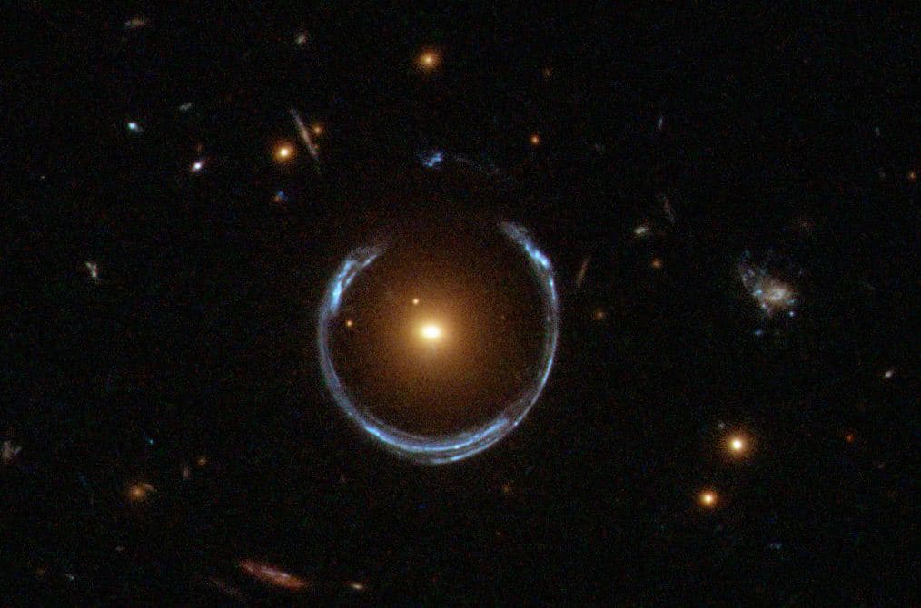 Anillo de Einstein, lente gravitacional en la galaxia LRG 3-757